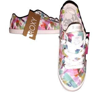 Women's Roxy soft sneakers size 7.5 (New With Tags)